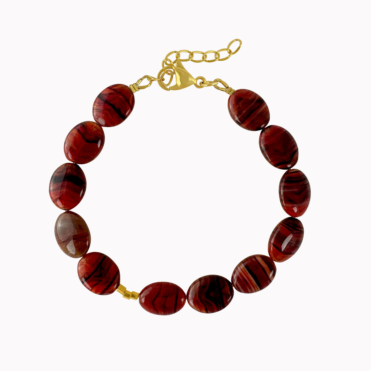 Rode kralenarmband met glanzende ovale kralen met donkere strepen en kleine gouden accenten.