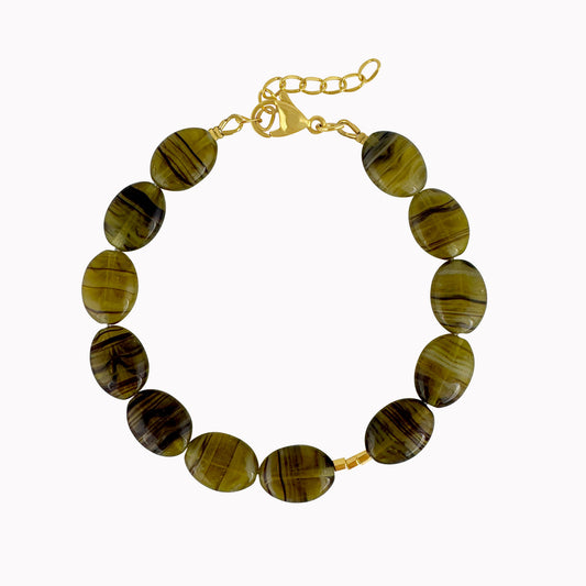 Groene kralenarmband met grote olijfgroene ovale kralen met donkere strepen en gouden details.