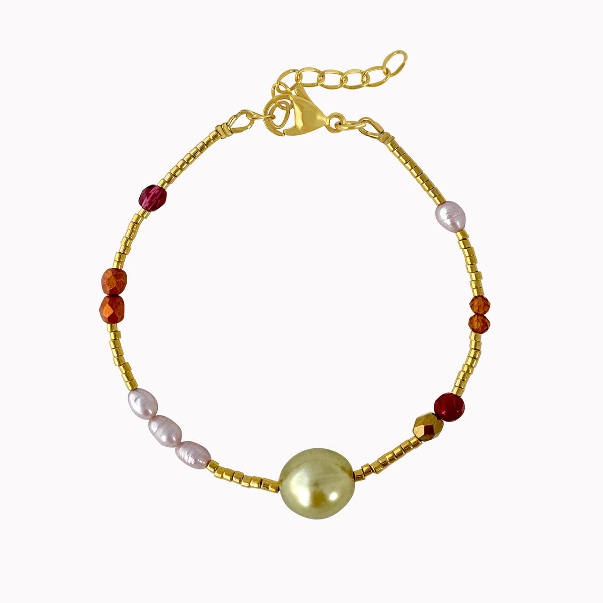 Fijne gouden kralenarmband met kleurrijke facetkralen, kleine lichtroze parels en een grote lichtgroene kraal.