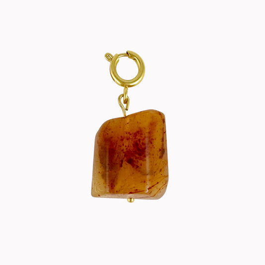 Bedel met grote bruine natuursteen in een onregelmatige vorm en warme amberkleurige tinten, met gouden sluiting.