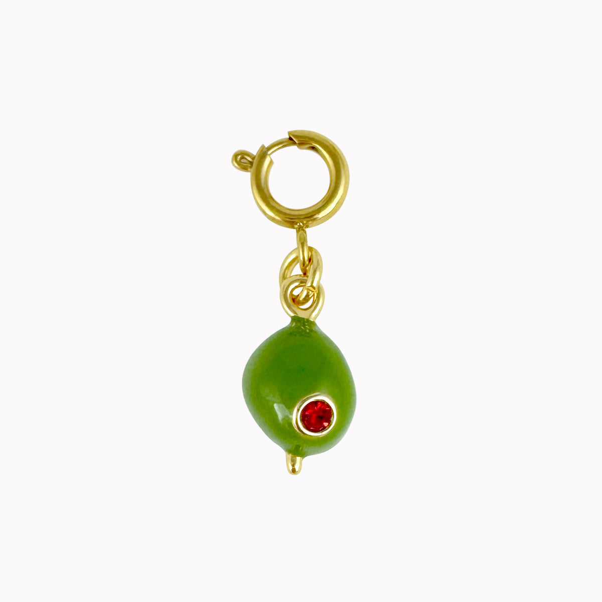 Groene olijf bedel met een klein rood steentje, glanzende afwerking en gouden sluiting voor kettingen en armbanden.