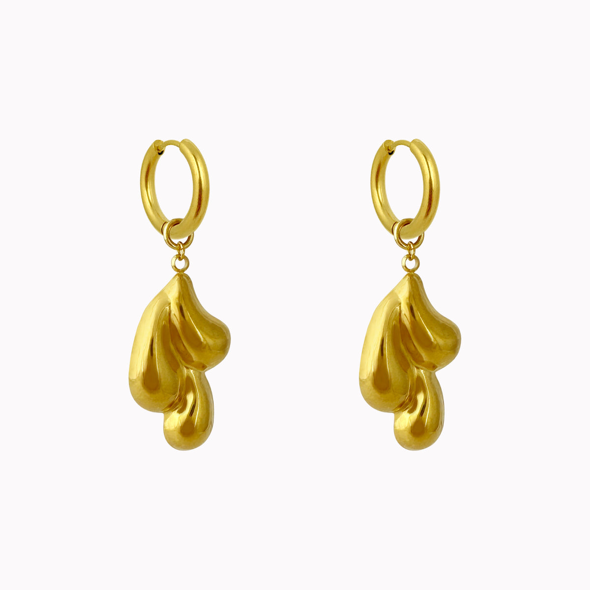 Gouden oorringen met glanzende organische druppelvormige hangers.