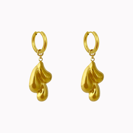 Gouden oorringen met glanzende organische druppelvormige hangers.