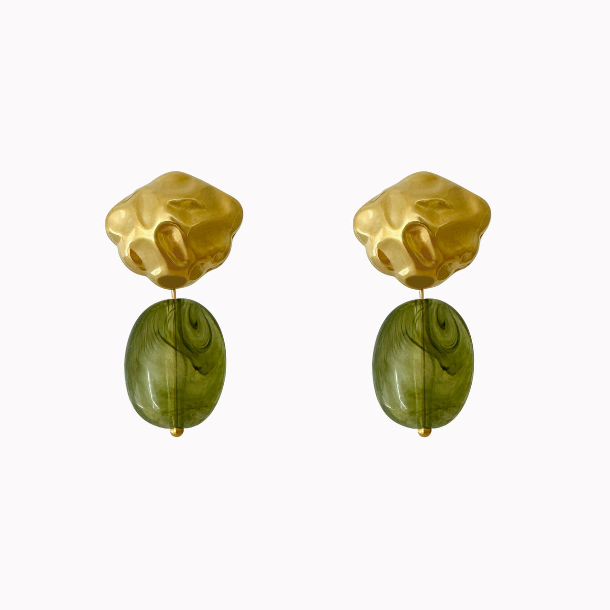 Gouden statement oorbellen met organische oorstekers en grote ovale olijfgroene kralen.