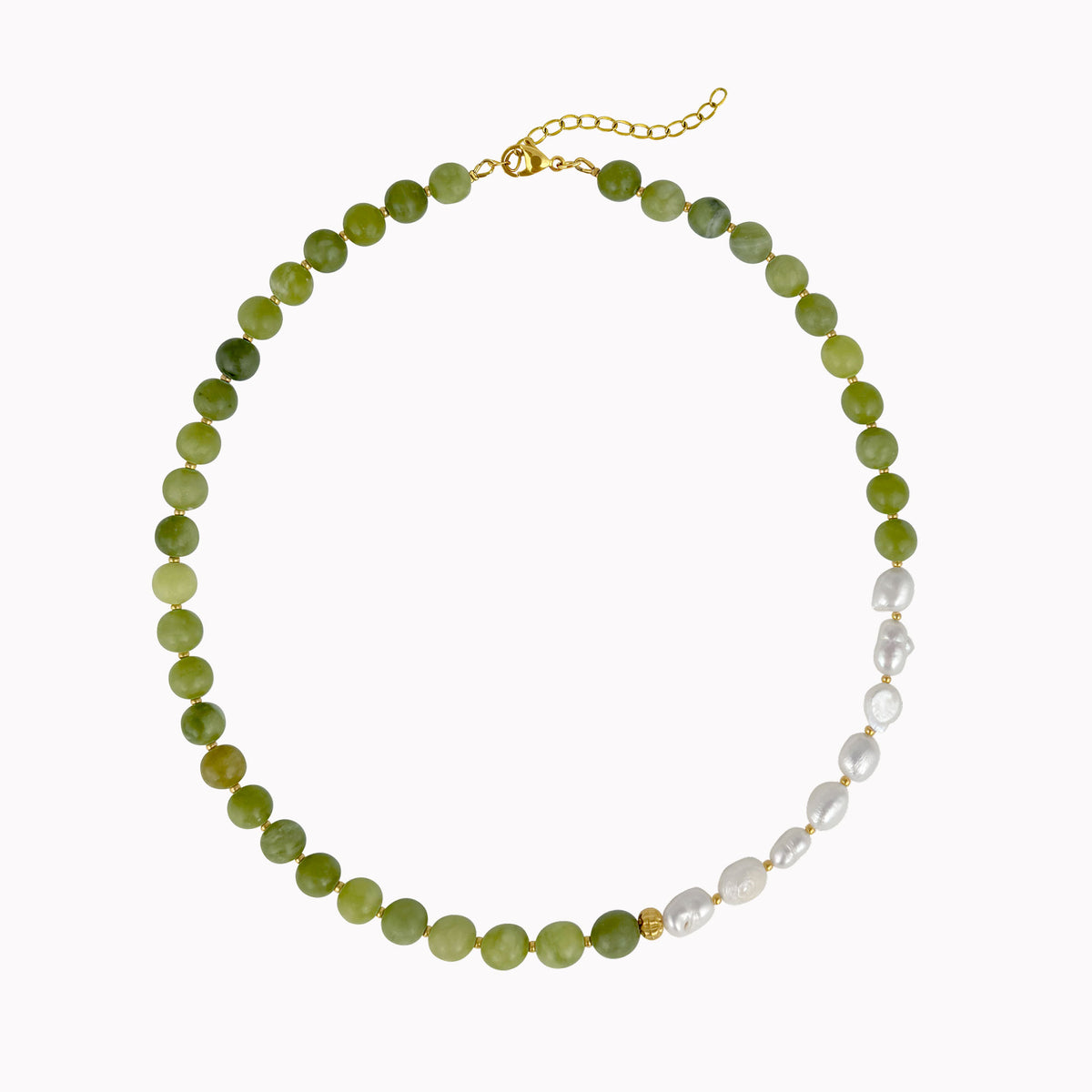 Olijfgroene kralenketting met ronde groene kralen, witte zoetwaterparels en goudkleurige details.