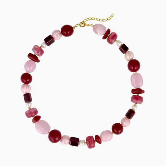 Kralenketting in wijnrood en lichtroze met verschillende vormen kralen, witte parels en gouden details.