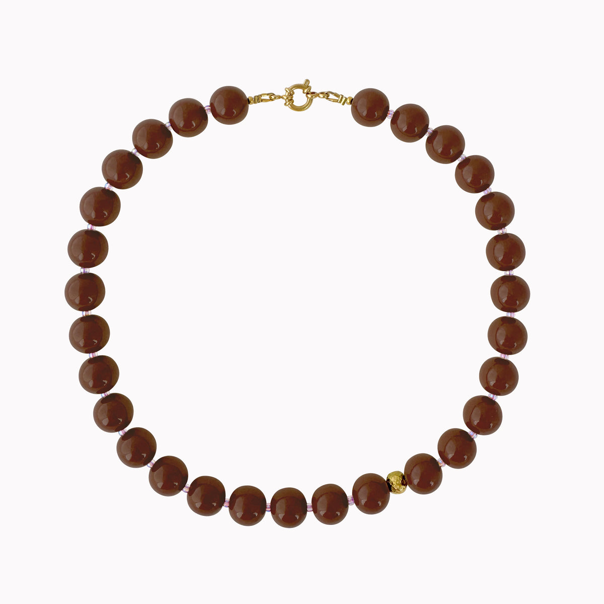 Bruine statement kralenketting met grote ronde glanzende kralen en subtiele roze tussenkraaltjes.