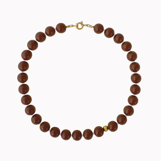 Bruine statement kralenketting met grote ronde glanzende kralen en subtiele roze tussenkraaltjes.