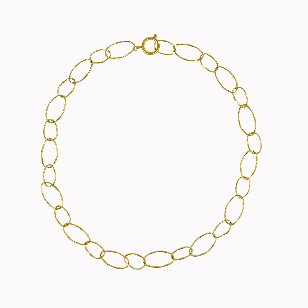 Gouden statement schakelketting met grote open ovale schakels in organische vormen.
