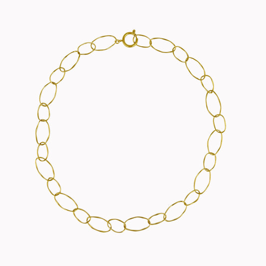 Gouden statement schakelketting met grote open ovale schakels in organische vormen.