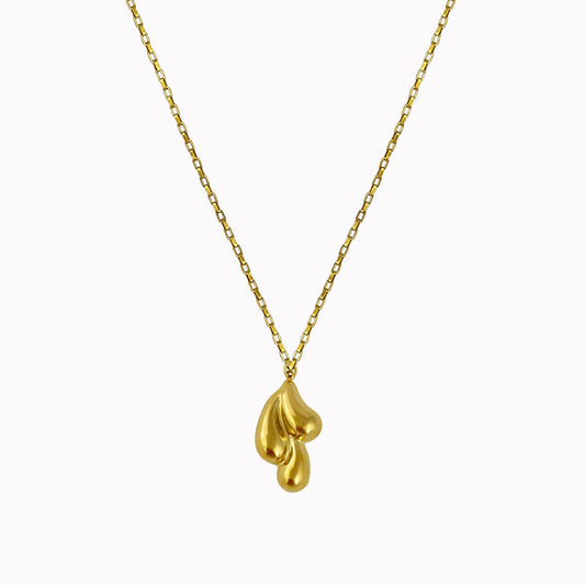 Gouden ketting met fijne venetiaanse schakel en glanzende organische druppelvormige hanger.