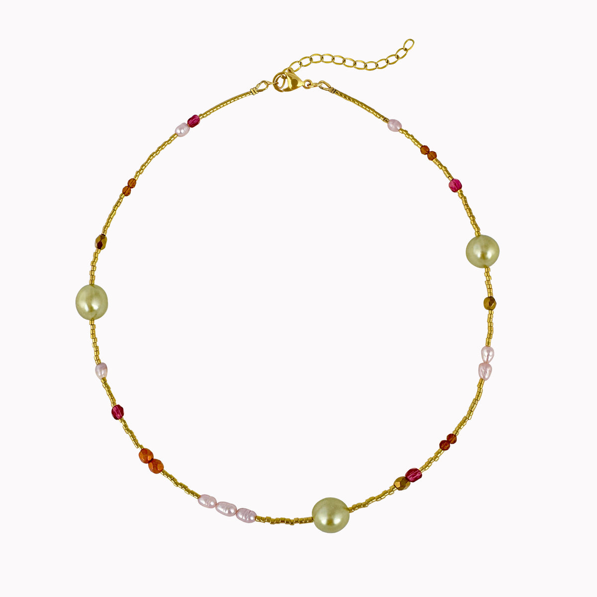 Fijne gouden kralenketting met Miyuki Delica kralen, groene parels en kleine kralen in roze en bruin.