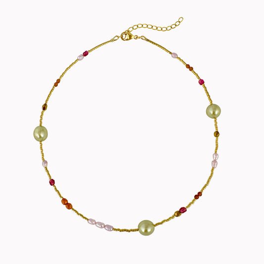 Fijne gouden kralenketting met Miyuki Delica kralen, groene parels en kleine kralen in roze en bruin.