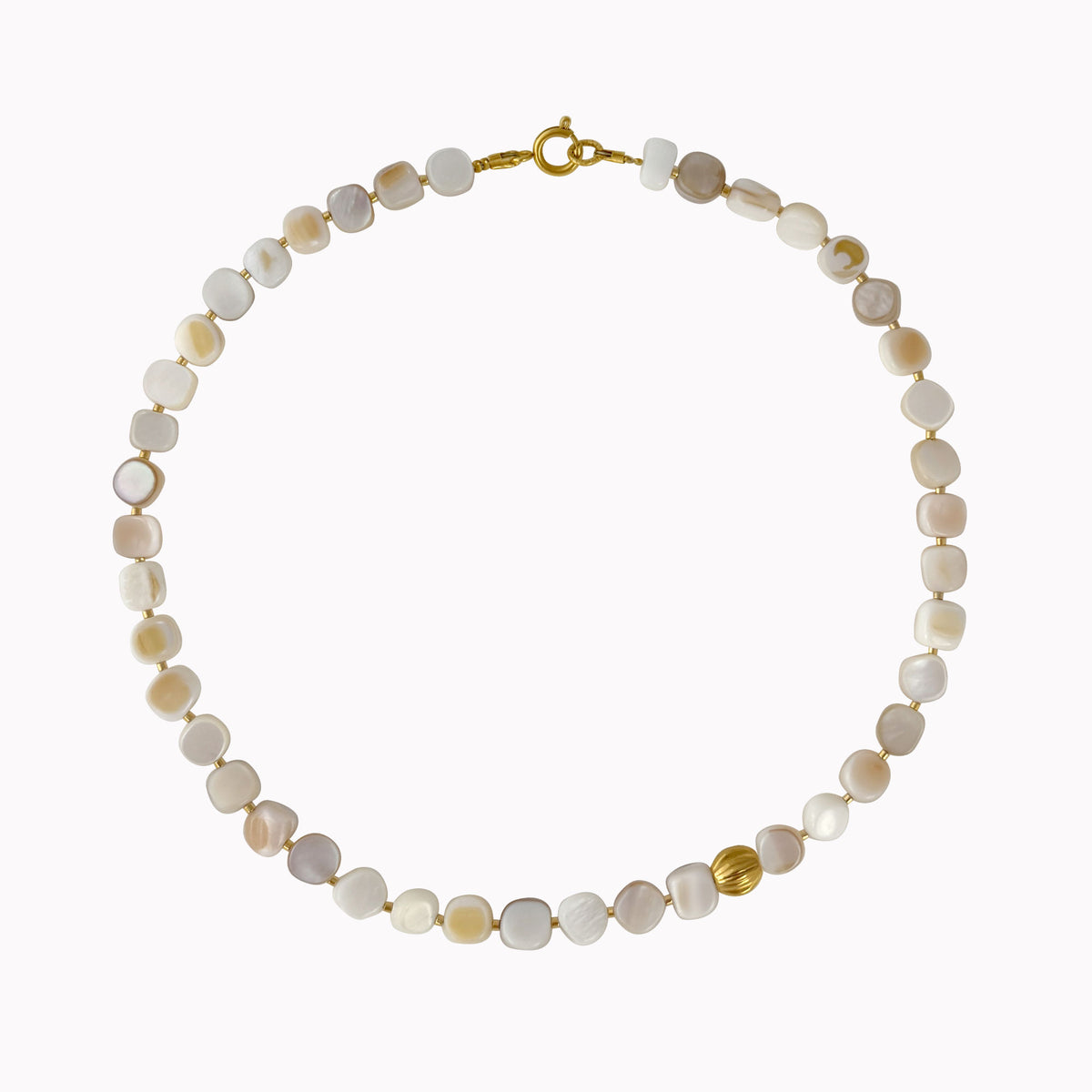Crèmekleurige kralenketting met kleine vierkante schelpkralen, gouden tussenkraaltjes en een opvallende gouden kraal.