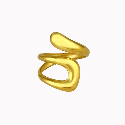 Gouden statement ring met een speelse organische swirl vorm en een gladde, glanzende afwerking.