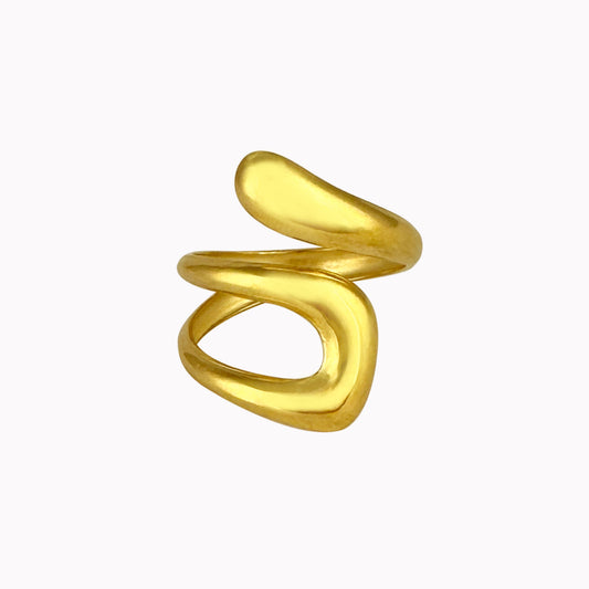 Gouden statement ring met een speelse organische swirl vorm en een gladde, glanzende afwerking.