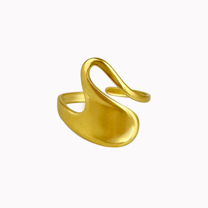 Gouden organische ring met een sierlijke, golvende vorm en een open asymmetrisch ontwerp.