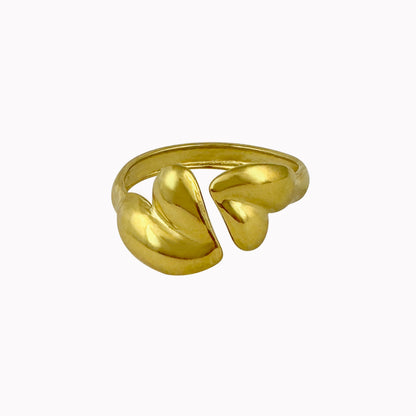 Gouden verstelbare ring met twee hartjes in een organische vorm en een glanzende afwerking.