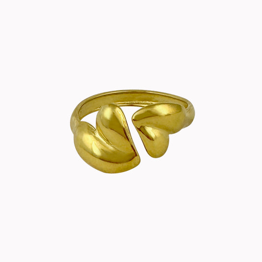 Gouden verstelbare ring met twee hartjes in een organische vorm en een glanzende afwerking.