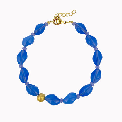 Statement armband met blauwe kralen en gouden kraal