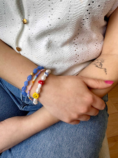 Statement armband met blauwe kralen en gouden kraal