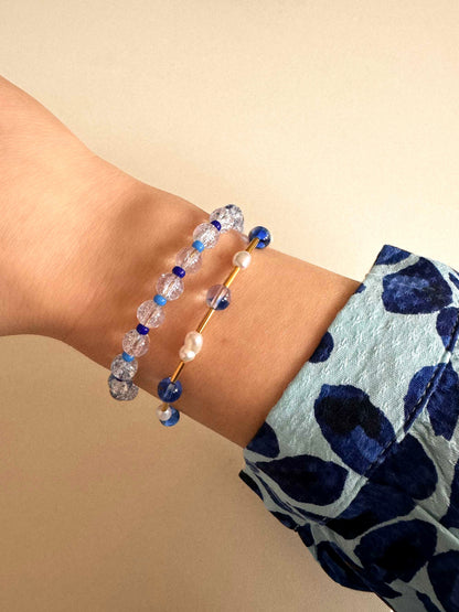 Blauwe armband met slotje en crackle kralen