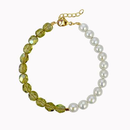 Gouden armband met groene en witte kralen