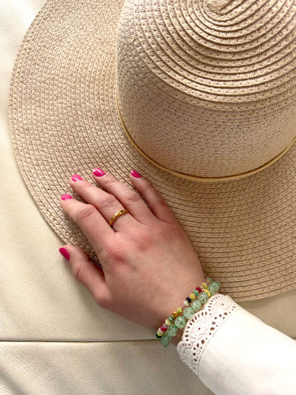 Gouden kralen armband met groene gemêleerde kralen