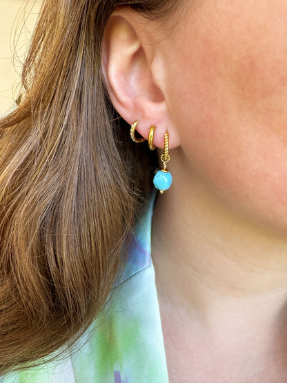 Gouden twisted oorringen met blauwe bedel