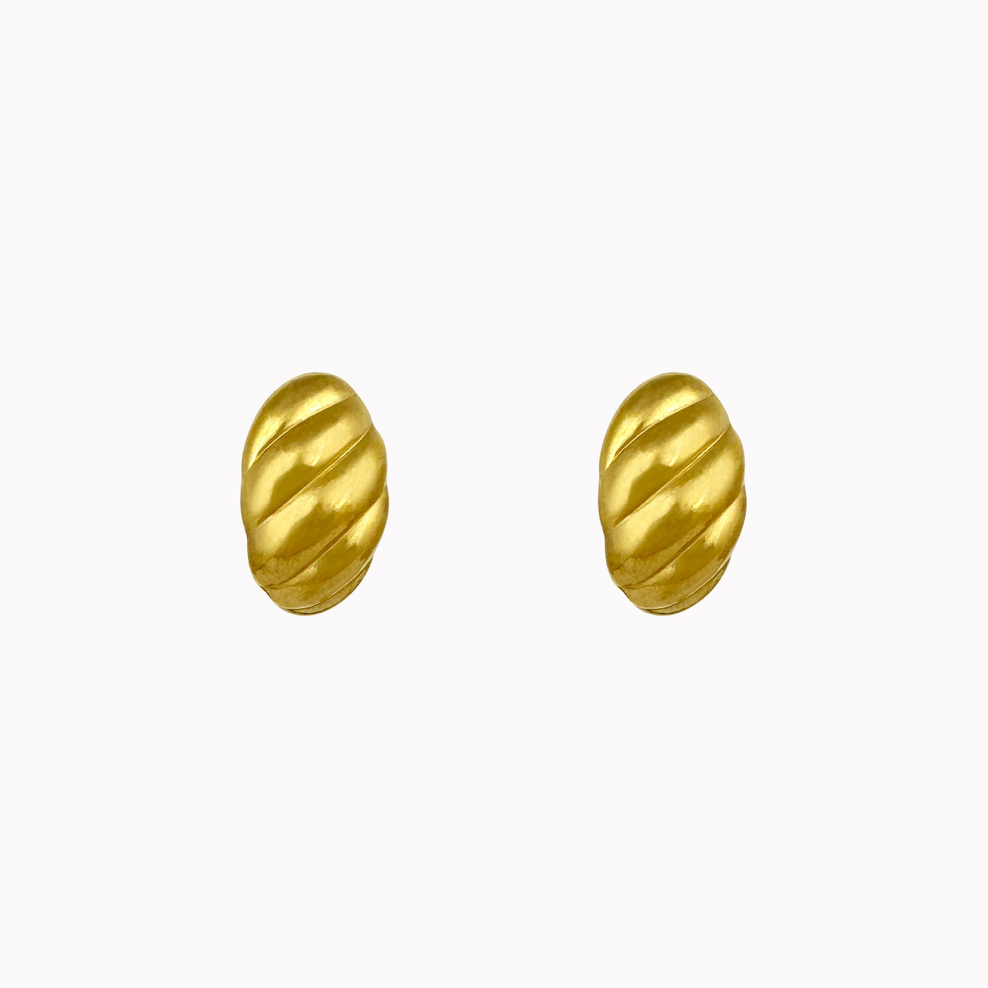 Gouden ovale oorstekers met ribbelstructuur
