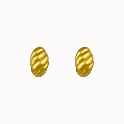 Gouden ovale oorstekers met ribbelstructuur