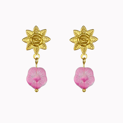 Gouden oorbellen met roze bloem