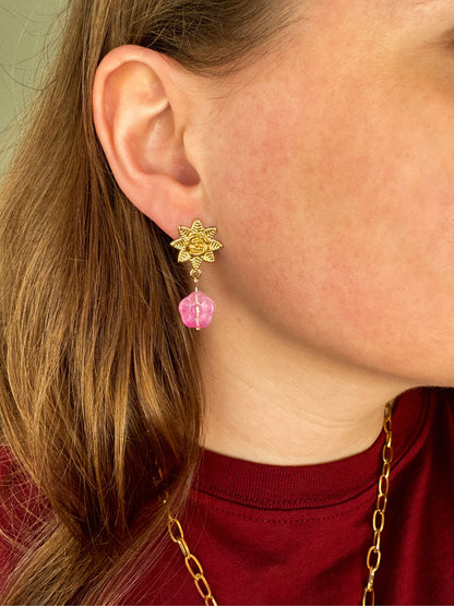 Statement oorbellen goud met roze bloem