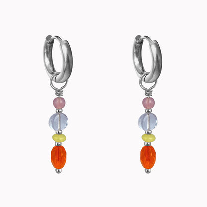 Zilveren oorringen met gekleurde kralen