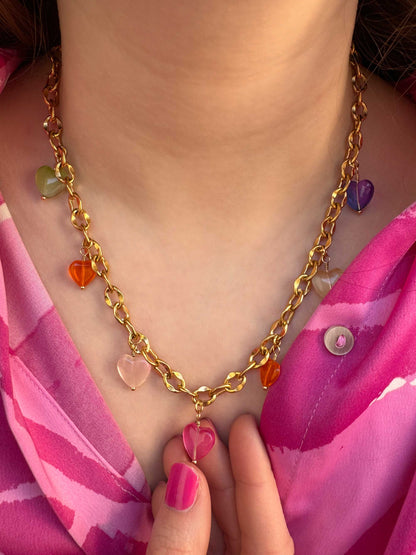Gouden statement schakelketting met gekleurde hartjes
