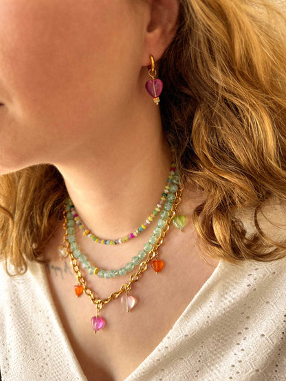Gouden statement schakelketting met gekleurde hartjes