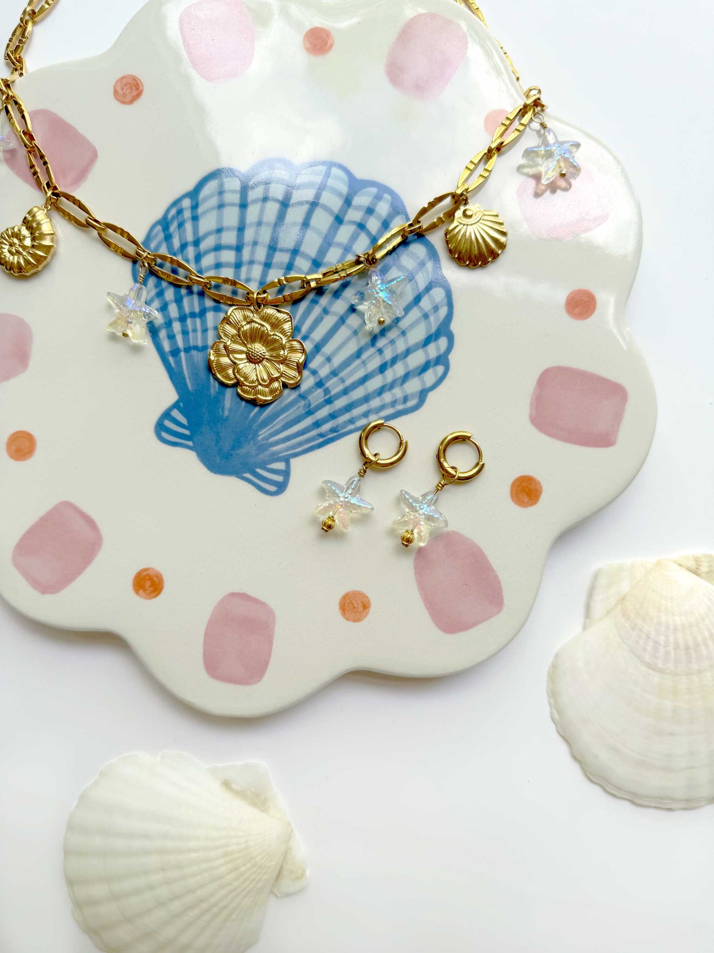 Golden Coast Necklace | Schakelketting met verschillende schelpen bedels