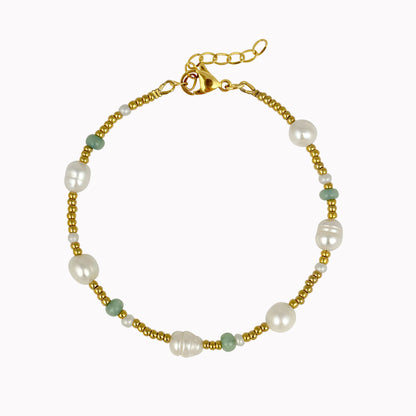 Gouden kralen armband met parels en groene details