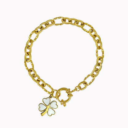 Statement schakelarmband met bedel klavertje vier