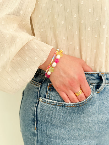 Kleurrijke armbanden met parels en regenboog kralen