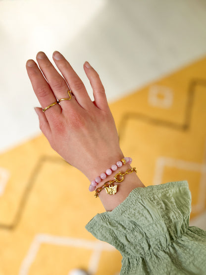 Roze kralen armband en armband met vlinder bedel