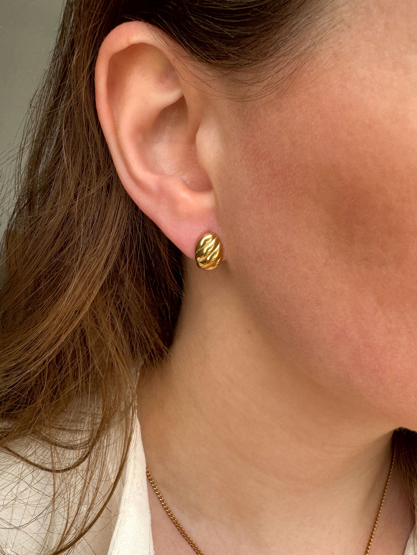 Gouden ovale oorstekers met ribbelstructuur