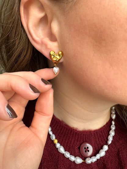 Gouden oorhangers met hartje en parel