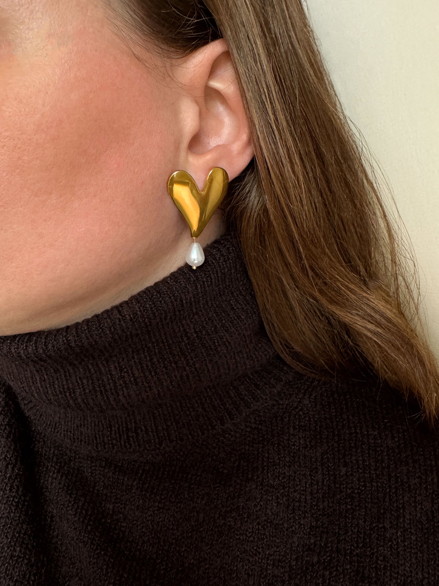 Gouden oorbellen met groot hart en parel
