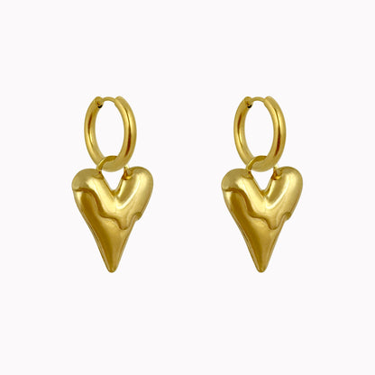 Gouden oorringen met hartjes bedel