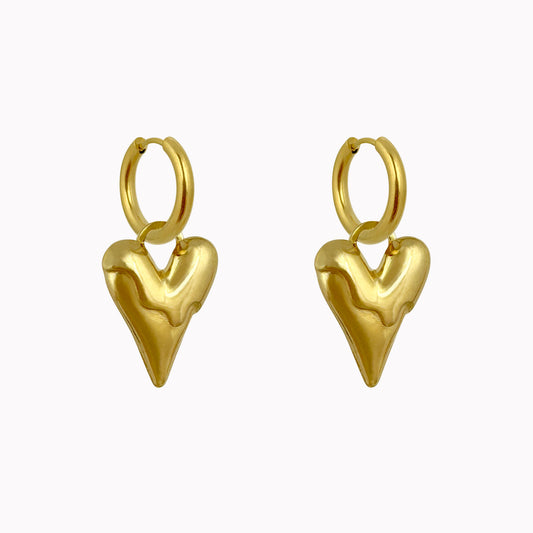 Gouden oorringen met hartjes bedel