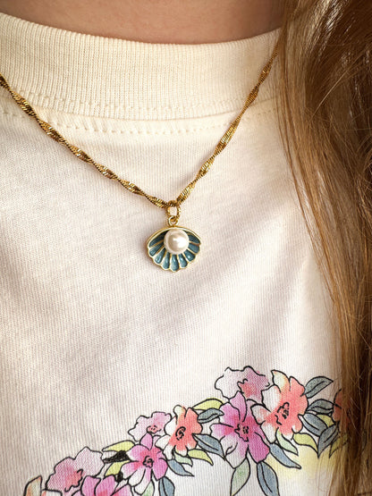 Gouden ketting met bedel in de vorm van een schelp met parel