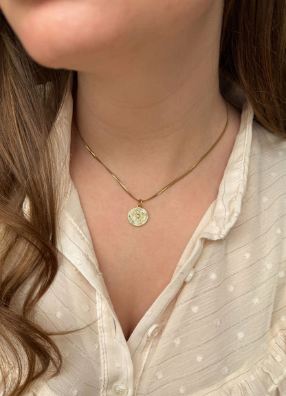 Gouden ketting met ronde bedel met maan en sterren