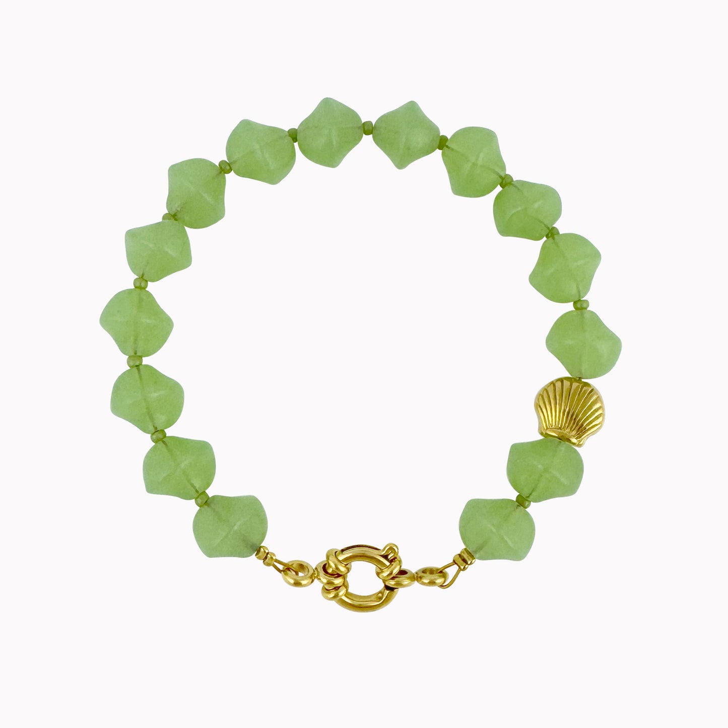 Groene kralenarmband met gouden schelp
