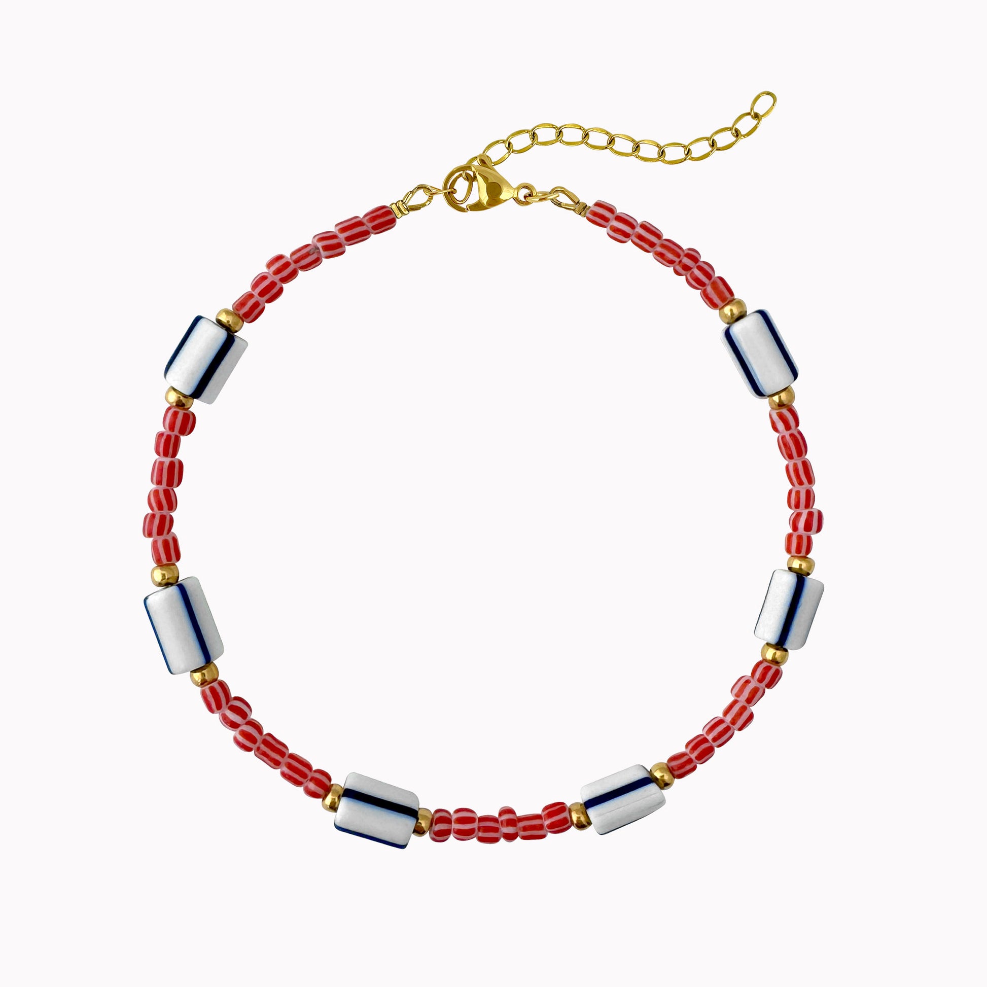 Enkelbandje met rood en blauw gestreepte kralen